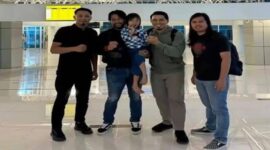 Bilqis saat dipulangkan dari Jambi ke Makassar, digendong oleh polisi yang menjemputnya. Wajah ceria Bilqis terlihat saat berfoto bersama aparat sebelum kembali ke pelukan keluarganya.