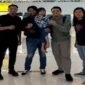 Bilqis saat dipulangkan dari Jambi ke Makassar, digendong oleh polisi yang menjemputnya. Wajah ceria Bilqis terlihat saat berfoto bersama aparat sebelum kembali ke pelukan keluarganya.