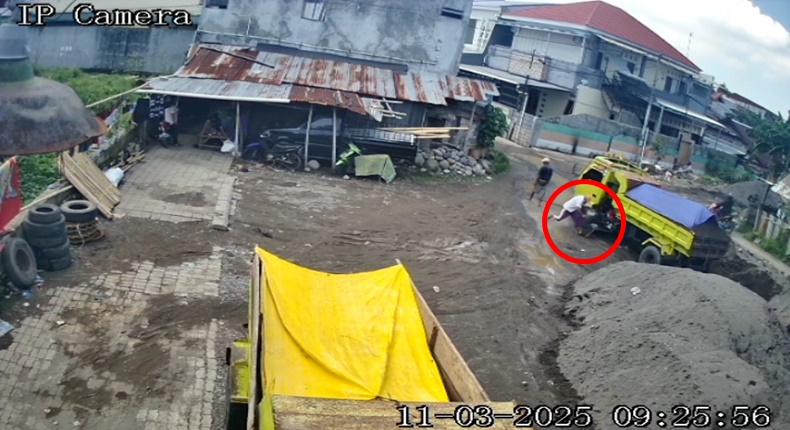 Rekaman CCTV - Detik-detik korban Malik Angga ditikam oleh Ruslan B alias Cullang di Jalan Bangkala, Lingkungan Bangkala RT 02 RW 03, Kelurahan Buntusu, Kecamatan Tamalanrea, Makassar