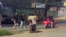 Tangkapan layar video menunjukkan oknum TNI AU ngamuk dan menikam pria yang diduga selingkuhan istrinya di Sudiang, sementara warga sekitar menyaksikan insiden tersebut.