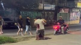 Tangkapan layar video menunjukkan oknum TNI AU ngamuk dan menikam pria yang diduga selingkuhan istrinya di Sudiang, sementara warga sekitar menyaksikan insiden tersebut.