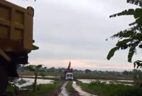 Truk dan excavator terlihat beroperasi di lokasi tambang pasir ilegal di Dusun Ballaparang, Desa Pannyangkalang, Kecamatan Bajeng, Kabupaten Gowa, meski hujan mengguyur.