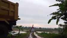 Truk dan excavator terlihat beroperasi di lokasi tambang pasir ilegal di Dusun Ballaparang, Desa Pannyangkalang, Kecamatan Bajeng, Kabupaten Gowa, meski hujan mengguyur.