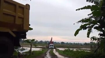 Truk dan excavator terlihat beroperasi di lokasi tambang pasir ilegal di Dusun Ballaparang, Desa Pannyangkalang, Kecamatan Bajeng, Kabupaten Gowa, meski hujan mengguyur.