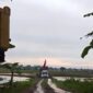 Truk dan excavator terlihat beroperasi di lokasi tambang pasir ilegal di Dusun Ballaparang, Desa Pannyangkalang, Kecamatan Bajeng, Kabupaten Gowa, meski hujan mengguyur.