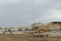 Alat berat tampak beroperasi di lokasi tambang galian C ilegal di kawasan gudang 88 Kota Makassar.