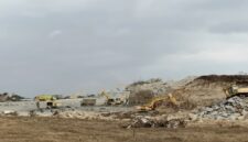 Alat berat tampak beroperasi di lokasi tambang galian C ilegal di kawasan gudang 88 Kota Makassar.