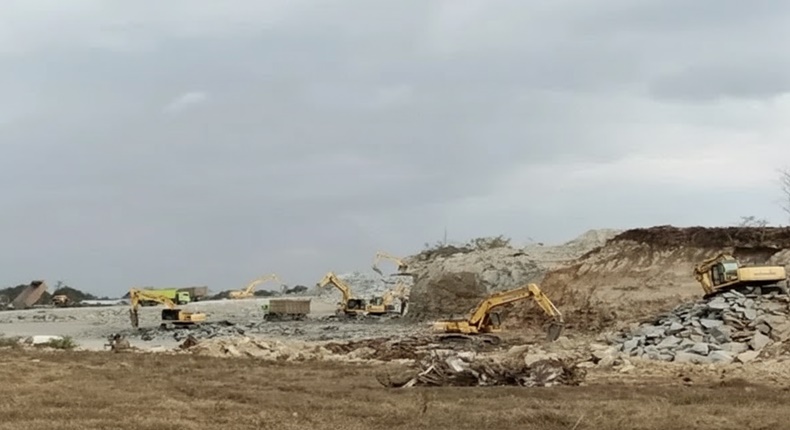 Alat berat tampak beroperasi di lokasi tambang galian C ilegal di kawasan gudang 88 Kota Makassar.