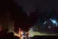 Dump truck tampak mengantre sementara sebuah ekskavator terus bekerja pada malam hari di area tambang yang diduga ilegal di Dusun Tindang, Kecamatan Bontonompo Selatan, Kabupaten Gowa.