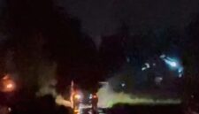 Dump truck tampak mengantre sementara sebuah ekskavator terus bekerja pada malam hari di area tambang yang diduga ilegal di Dusun Tindang, Kecamatan Bontonompo Selatan, Kabupaten Gowa.