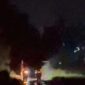 Dump truck tampak mengantre sementara sebuah ekskavator terus bekerja pada malam hari di area tambang yang diduga ilegal di Dusun Tindang, Kecamatan Bontonompo Selatan, Kabupaten Gowa.