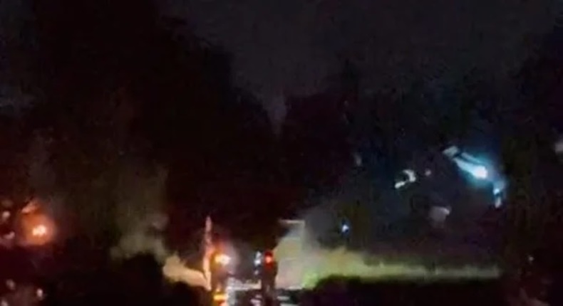 Dump truck tampak mengantre sementara sebuah ekskavator terus bekerja pada malam hari di area tambang yang diduga ilegal di Dusun Tindang, Kecamatan Bontonompo Selatan, Kabupaten Gowa.