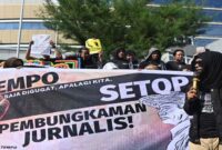 Aksi demonstrasi mendukung TEMPO dan menentang pembungkaman jurnalis. Massa membawa spanduk bertuliskan