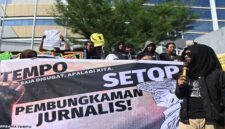 Aksi demonstrasi mendukung TEMPO dan menentang pembungkaman jurnalis. Massa membawa spanduk bertuliskan