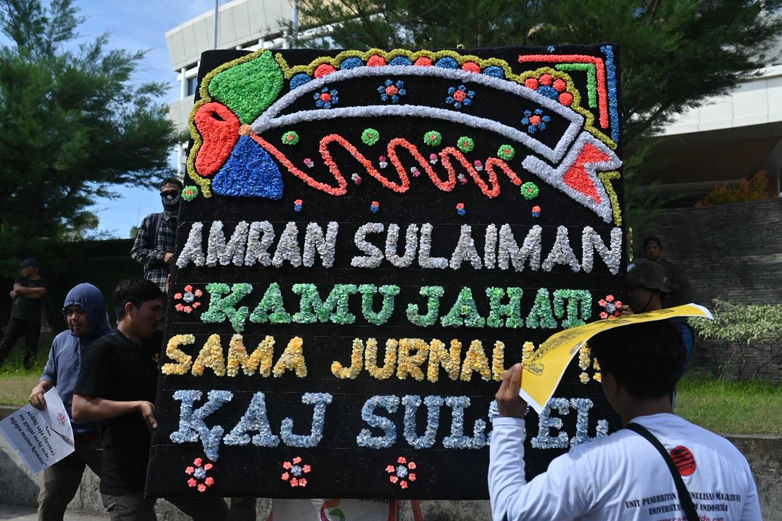 Karangan bunga dengan tulisan "Amran Sulaiman Kamu Jahat Sama Jurnalis KAJ Sulsel". Karangan bunga ini menjadi bagian dari aksi protes terhadap Menteri Pertanian Amran Sulaiman terkait gugatannya terhadap media TEMPO. 
