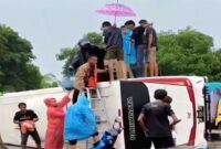 Bus rombongan jemaah umrah dari Kecamatan Wonomulyo, Kabupaten Polewali Mandar (Polman), terguling di Jalan Poros Pangkep-Barru, Kabupaten Pangkep, Sulawesi Selatan (Ist)