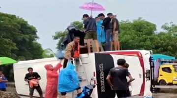 Bus rombongan jemaah umrah dari Kecamatan Wonomulyo, Kabupaten Polewali Mandar (Polman), terguling di Jalan Poros Pangkep-Barru, Kabupaten Pangkep, Sulawesi Selatan (Ist)