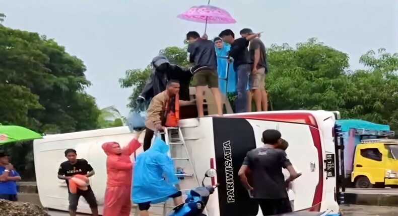 Bus rombongan jemaah umrah dari Kecamatan Wonomulyo, Kabupaten Polewali Mandar (Polman), terguling di Jalan Poros Pangkep-Barru, Kabupaten Pangkep, Sulawesi Selatan (Ist)