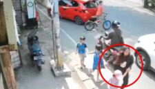 Seorang perempuan berambut pirang (dilingkari merah) terlihat menggandeng seorang anak kecil, diduga Balita Bilqis (4), saat terekam CCTV di Jalan Pettarani, Makassar.