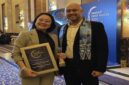General Manager Hotel Gammara Makassar, A. Rizki Amanah Ras (kiri), menerima penghargaan “Exceptional Guest Experience Premium 2025” dari Traveloka pada acara Traveloka Hotel Awards 2025 di Hotel Kempinski, 14 November 2025.