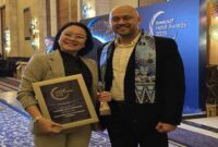 General Manager Hotel Gammara Makassar, A. Rizki Amanah Ras (kiri), menerima penghargaan “Exceptional Guest Experience Premium 2025” dari Traveloka pada acara Traveloka Hotel Awards 2025 di Hotel Kempinski, 14 November 2025.