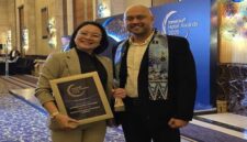 General Manager Hotel Gammara Makassar, A. Rizki Amanah Ras (kiri), menerima penghargaan “Exceptional Guest Experience Premium 2025” dari Traveloka pada acara Traveloka Hotel Awards 2025 di Hotel Kempinski, 14 November 2025.