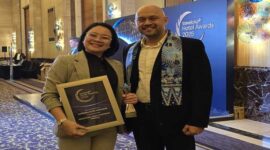 General Manager Hotel Gammara Makassar, A. Rizki Amanah Ras (kiri), menerima penghargaan “Exceptional Guest Experience Premium 2025” dari Traveloka pada acara Traveloka Hotel Awards 2025 di Hotel Kempinski, 14 November 2025.