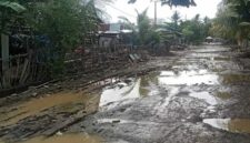 Kondisi Jalan Poros Desa Punaga, Kecamatan Laikang, Takalar, tampak dipenuhi genangan air dan lubang besar usai diguyur hujan, sehingga menyerupai kubangan dan membahayakan pengguna jalan.