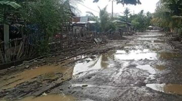 Kondisi Jalan Poros Desa Punaga, Kecamatan Laikang, Takalar, tampak dipenuhi genangan air dan lubang besar usai diguyur hujan, sehingga menyerupai kubangan dan membahayakan pengguna jalan.