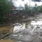 Kondisi Jalan Poros Desa Punaga, Kecamatan Laikang, Takalar, tampak dipenuhi genangan air dan lubang besar usai diguyur hujan, sehingga menyerupai kubangan dan membahayakan pengguna jalan.