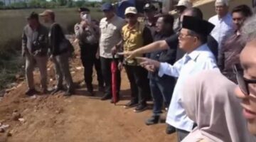 Jusuf Kalla (JK) saat meninjau langsung lahan miliknya seluas 16,4 hektare di Jalan Metro Tanjung, Kecamatan Tamalate, Makassar.