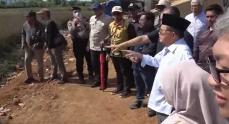 Jusuf Kalla (JK) saat meninjau langsung lahan miliknya seluas 16,4 hektare di Jalan Metro Tanjung, Kecamatan Tamalate, Makassar.
