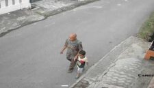 Rekaman CCTV memperlihatkan momen balita yang diduga hilang di Makassar dibawa oleh seorang pria lansia.