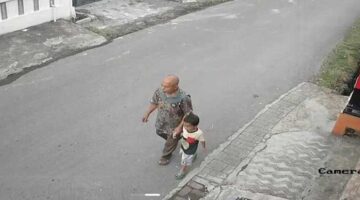 Rekaman CCTV memperlihatkan momen balita yang diduga hilang di Makassar dibawa oleh seorang pria lansia.