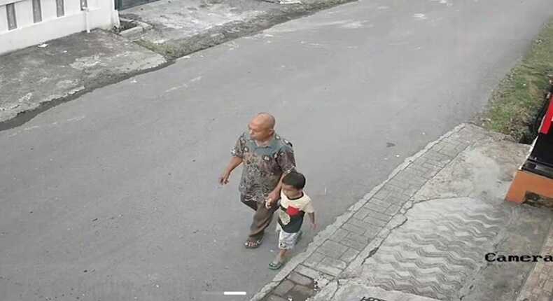 Rekaman CCTV memperlihatkan momen balita yang diduga hilang di Makassar dibawa oleh seorang pria lansia.
