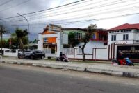 Mobil berpelat DW 6** terlihat meninggalkan Kantor Kejari Sinjai pada 10 November 2025 sekitar pukul 14.25 WITA.