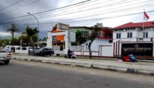 Mobil berpelat DW 6** terlihat meninggalkan Kantor Kejari Sinjai pada 10 November 2025 sekitar pukul 14.25 WITA.