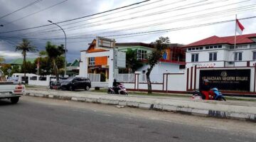 Mobil berpelat DW 6** terlihat meninggalkan Kantor Kejari Sinjai pada 10 November 2025 sekitar pukul 14.25 WITA.