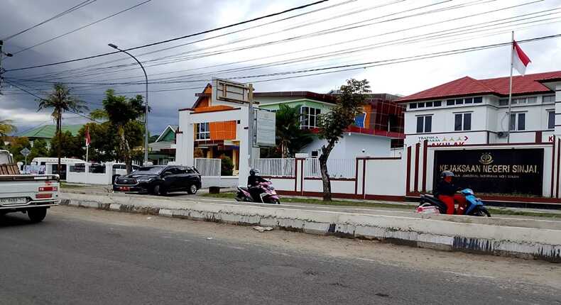 Mobil berpelat DW 6** terlihat meninggalkan Kantor Kejari Sinjai pada 10 November 2025 sekitar pukul 14.25 WITA.