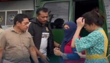 Petugas Kejari Gowa menggiring Kepsek SMPN 1 Pallangga (berjilbab dan mengenakan masker) saat tiba di Rutan Kelas I Makassar untuk menjalani penahanan terkait korupsi Dana BOS senilai Rp 1,37 miliar.