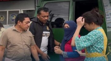 Petugas Kejari Gowa menggiring Kepsek SMPN 1 Pallangga (berjilbab dan mengenakan masker) saat tiba di Rutan Kelas I Makassar untuk menjalani penahanan terkait korupsi Dana BOS senilai Rp 1,37 miliar.
