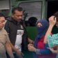 Petugas Kejari Gowa menggiring Kepsek SMPN 1 Pallangga (berjilbab dan mengenakan masker) saat tiba di Rutan Kelas I Makassar untuk menjalani penahanan terkait korupsi Dana BOS senilai Rp 1,37 miliar.