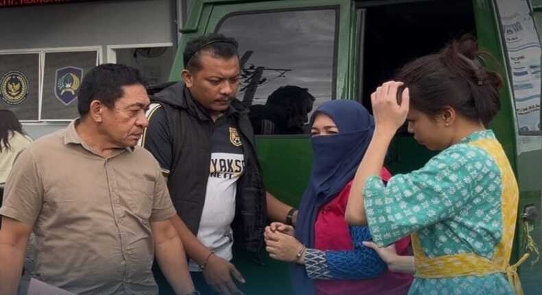 Petugas Kejari Gowa menggiring Kepsek SMPN 1 Pallangga (berjilbab dan mengenakan masker) saat tiba di Rutan Kelas I Makassar untuk menjalani penahanan terkait korupsi Dana BOS senilai Rp 1,37 miliar.