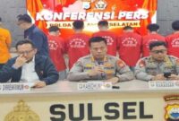 Polda Sulsel menggelar konferensi pers di Mapolda Sulsel untuk menjelaskan penangkapan tujuh pelaku tawuran di Kecamatan Tallo, Makassar, termasuk kasus penembakan dan pembakaran rumah.