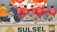 Polda Sulsel menggelar konferensi pers di Mapolda Sulsel untuk menjelaskan penangkapan tujuh pelaku tawuran di Kecamatan Tallo, Makassar, termasuk kasus penembakan dan pembakaran rumah.