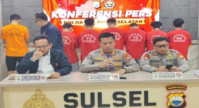 Polda Sulsel menggelar konferensi pers di Mapolda Sulsel untuk menjelaskan penangkapan tujuh pelaku tawuran di Kecamatan Tallo, Makassar, termasuk kasus penembakan dan pembakaran rumah.