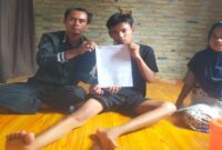 Keluarga korban kecelakaan Simpang Sei Balai menunjukkan dokumen pengaduan kepada pihak berwenang.