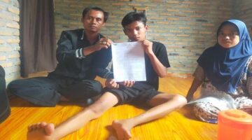 Keluarga korban kecelakaan Simpang Sei Balai menunjukkan dokumen pengaduan kepada pihak berwenang.