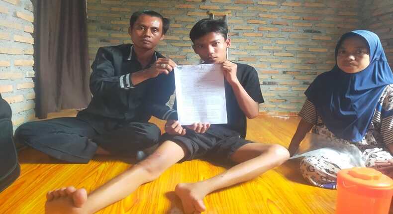 Keluarga korban kecelakaan Simpang Sei Balai menunjukkan dokumen pengaduan kepada pihak berwenang.