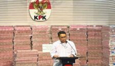 Tumpukan uang Rp 300 miliar hasil kasus korupsi investasi fiktif Taspen dipamerkan KPK. (Ist)